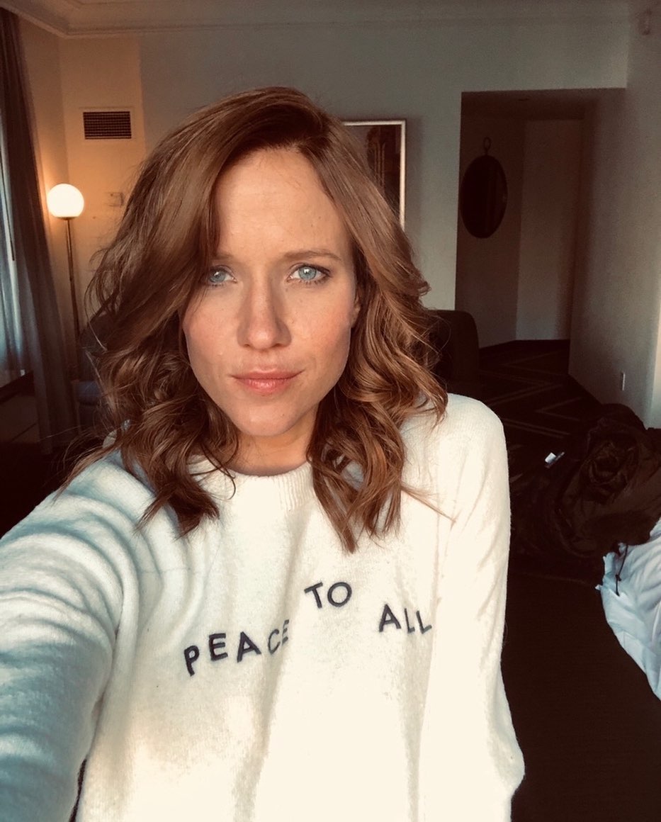 Jessy Schram Bio Facts Family Life Of Actress